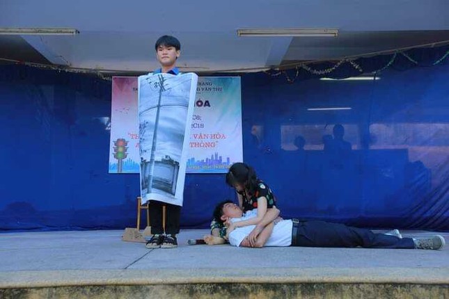 Khi hội teen trổ tài làm “diễn viên“: Hóa thân thành hòn đá, dòng sông đến cả cột điện ảnh 1
