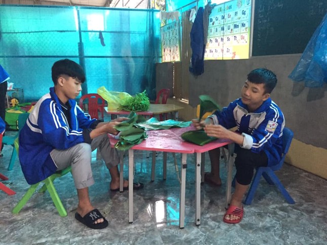 Nghệ An: Teen cùng thầy cô thức trắng đêm gói bánh chưng cứu trợ đồng bào miền Trung ảnh 4