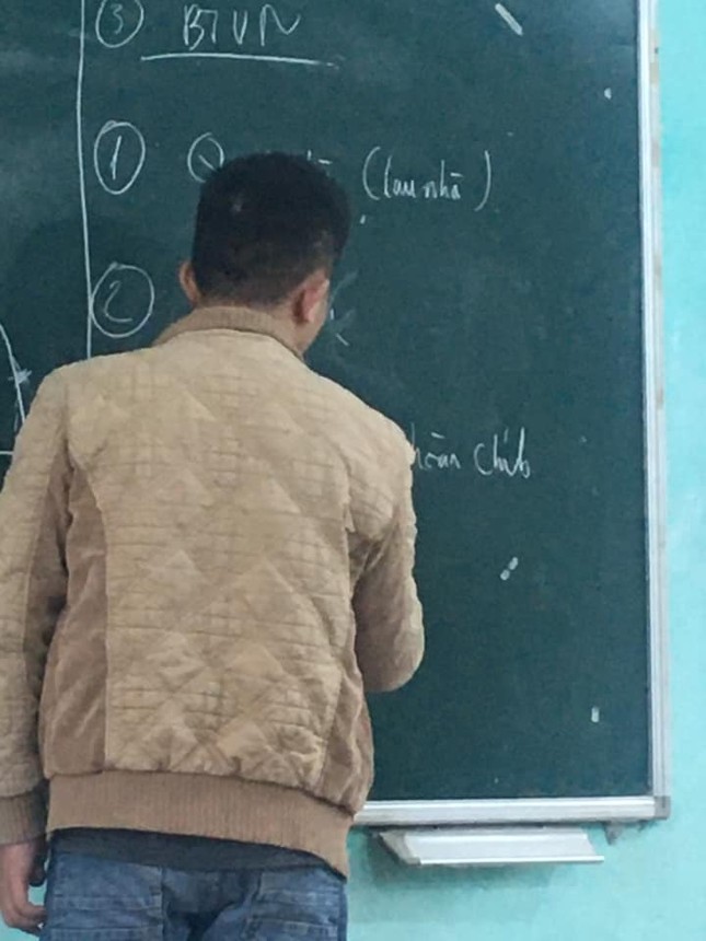 Thầy giáo dạy Toán giao cho cả lớp 4 bài tập về nhà: Đọc đề xong ai cũng nghĩ tới mẹ ảnh 1