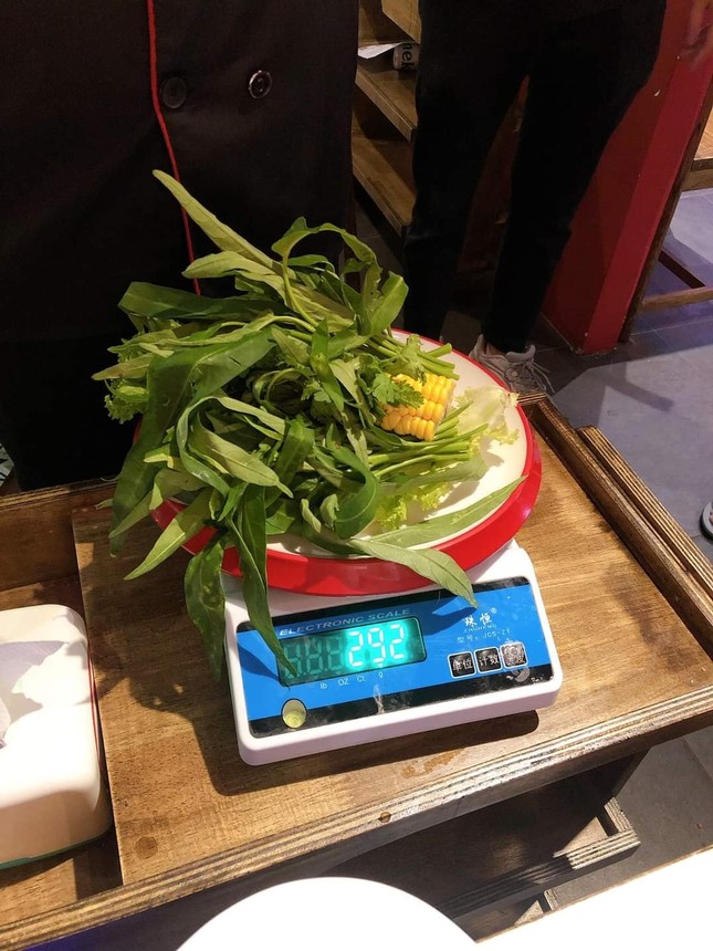 Đôi bạn “ôm cục tức” khi đi ăn buffet lẩu không được phục vụ thịt cá lại còn bị phạt 200K ảnh 1