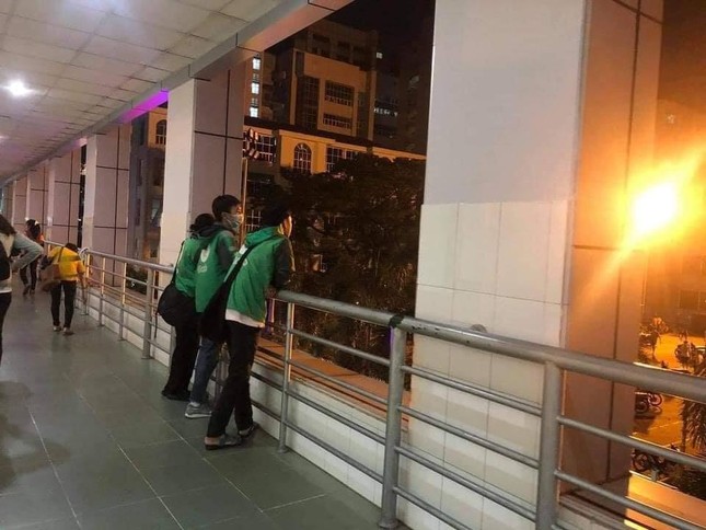 Sinh viên xa nhà bật khóc khi nghe điện thoại của bố mẹ ở quê: Bão đã cuốn đi tất cả... ảnh 1