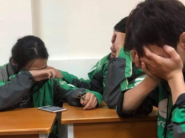 Sinh viên xa nhà bật khóc khi nghe điện thoại của bố mẹ ở quê: Bão đã cuốn đi tất cả... ảnh 2