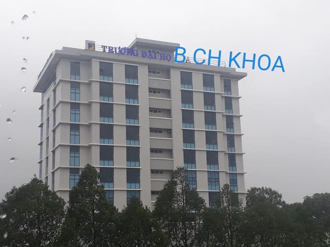 Đà Nẵng: Bảng tên trường đại học bị bão cuốn bay, sinh viên nhờ cộng đồng mạng tìm hộ ảnh 4