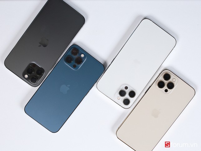 Cận cảnh iPhone 12 Mini, 12 Pro Max trước ngày mở bán: Bạn là team “tay nhỏ” hay “tay to“? ảnh 1