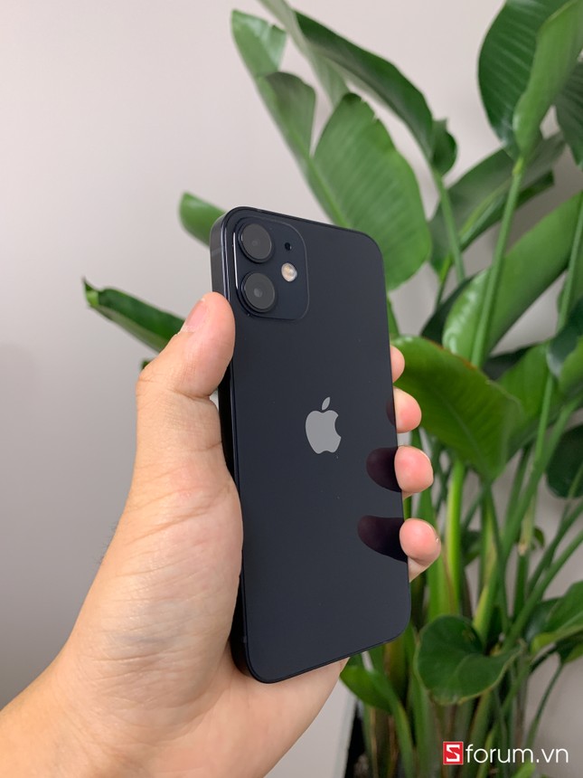 Cận cảnh iPhone 12 Mini, 12 Pro Max trước ngày mở bán: Bạn là team “tay nhỏ” hay “tay to“? ảnh 10