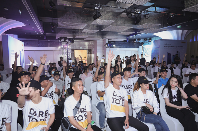 Realfans “bùng nổ” với câu chuyện truyền cảm hứng của CEO Realme Việt Nam ảnh 8