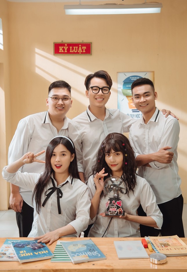 Có gì ở tập 1 “Siêu Quậy 12E2” - sitcom có sự tham gia của streamer Thảo Nari, Quang Cuốn? ảnh 1