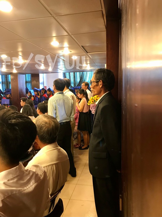 Xúc động hình ảnh người cha lặng lẽ đứng cuối hội trường, dõi theo lễ tốt nghiệp của con ảnh 2