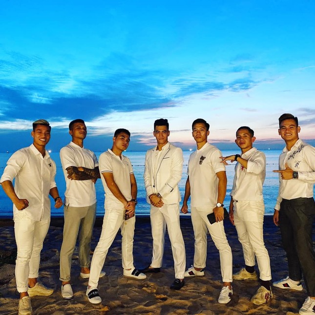 Dàn cầu thủ đình đám diện dresscode trắng xuất hiện trong đám cưới Công Phượng ở Phú Quốc ảnh 6