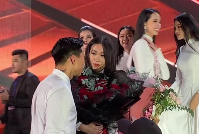 Profile cực chất của “bạn gái tin đồn” cầu thủ Văn Hậu: Top 10 Hoa Hậu Việt Nam, IELTS 7.0 ảnh 2