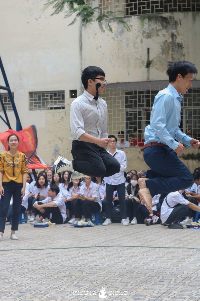 Học sinh và giáo viên trường THPT chuyên Sư Phạm cùng tham gia cuộc thi “Khua Chiêng Vàng” ảnh 4