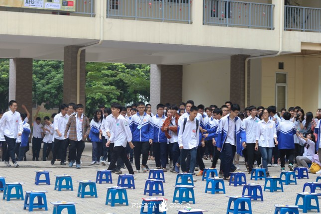 Học sinh và giáo viên trường THPT chuyên Sư Phạm cùng tham gia cuộc thi “Khua Chiêng Vàng” ảnh 1