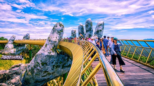 Khi tập thể lớp “đi du lịch“: Ghé thăm từ vịnh Hạ Long, sang Dubai cho tới sao Hỏa! ảnh 4