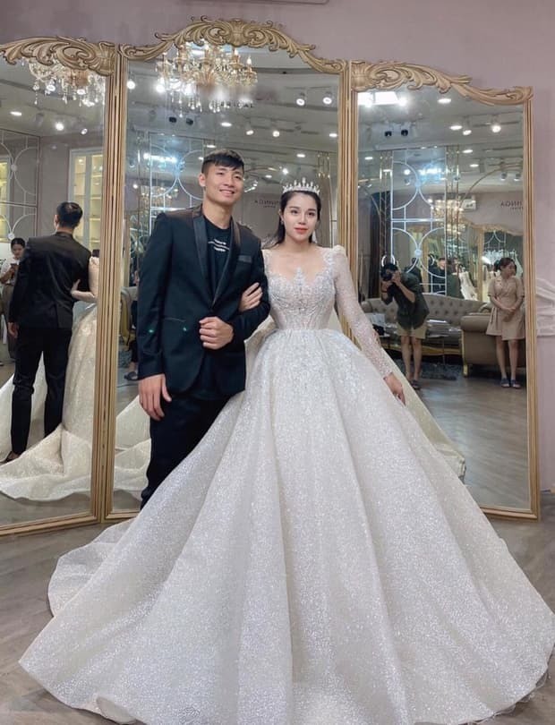 Sau Công Phượng, trung vệ Bùi Tiến Dũng chính thức ấn định ngày cưới, tổ chức ở 3 địa điểm ảnh 1