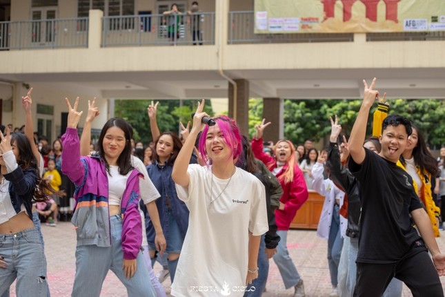 Thầy trò trường THPT Chuyên Sư Phạm “cháy” hết mình trong sự kiện Flashmob Day ảnh 3