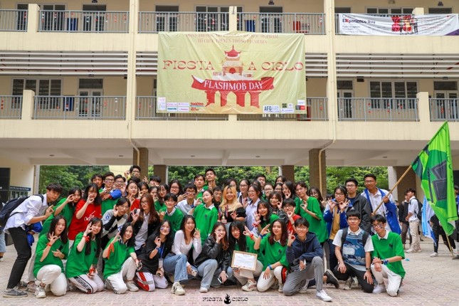 Thầy trò trường THPT Chuyên Sư Phạm “cháy” hết mình trong sự kiện Flashmob Day ảnh 4