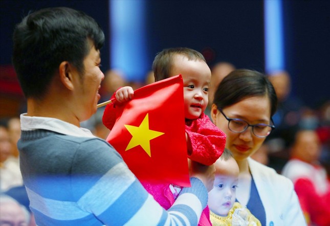 Cặp chị em sinh đôi Trúc Nhi - Diệu Nhi xuất hiện xúc động trong Đại hội Thi đua yêu nước ảnh 3