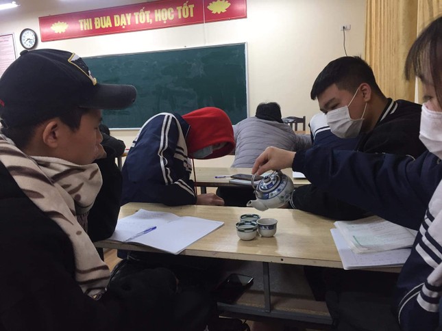 Muôn kiểu “sưởi ấm” mùa Đông của học sinh: Mang cả ấm trà, nồi cơm điện tới lớp ảnh 1