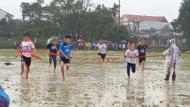 Huế: Hàng trăm học sinh thi Hội Khỏe Phù Đổng dưới trời mưa rét khiến phụ huynh bức xúc ảnh 1