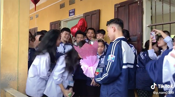 Nữ sinh từ chối lời tỏ tình của bạn học, dân mạng vẫn chấm 10 điểm thanh lịch vì lý do này ảnh 2