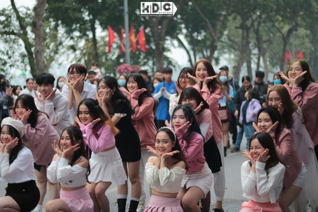 Hà Nội: Fan K-Pop cover SNSD, BLACKPINK mừng năm mới tưng bừng trên Phố đi bộ Hồ Gươm ảnh 7