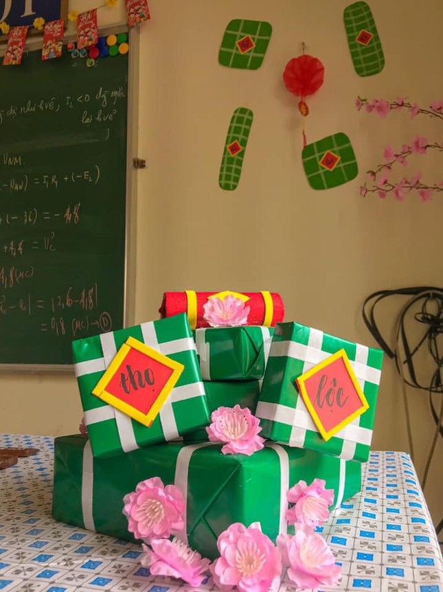 Teen Ninh Bình trang hoàng lớp học đón Tết: Lì xì, câu đối đỏ, bánh chưng xanh đều có đủ! ảnh 3