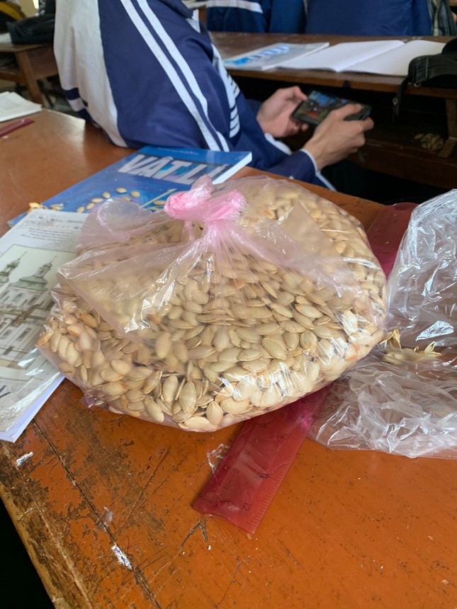 Nữ sinh Hà Tĩnh xách hẳn 2kg hạt bí tới lớp để cắn, nhưng nhan sắc cô nàng lại gây chú ý hơn cả ảnh 1
