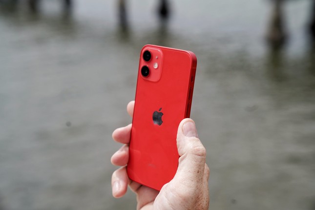 Người dùng kêu ca khi iPhone 12 mới mua được 4 tháng đã bị phai màu từ đỏ sang cam? ảnh 1