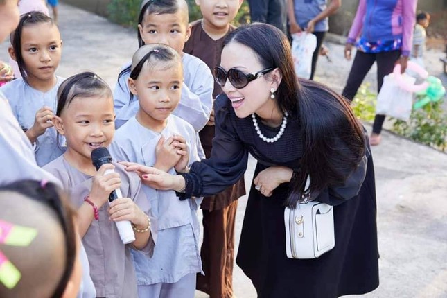 Hà Phương - vợ của 'Người Việt giàu nhất thế giới' làm việc thiện đầu xuân ảnh 2
