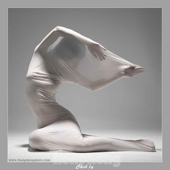 'Vua ảnh nude' Thái Phiên gây sốt với 'Cách ly' ảnh 3