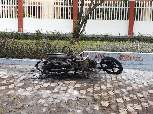 Vi phạm giao thông, nam thanh niên đốt xe máy trước mặt CSGT ảnh 2