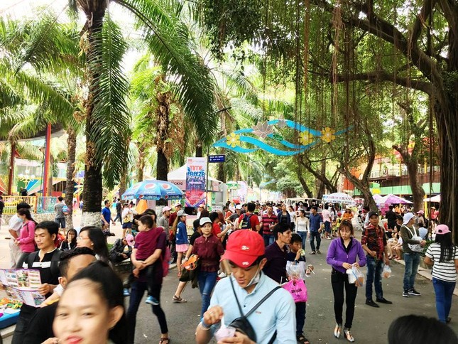 Người Sài Gòn đổ xô đi công viên 'trốn nắng' ngày lễ 30/4 ảnh 1
