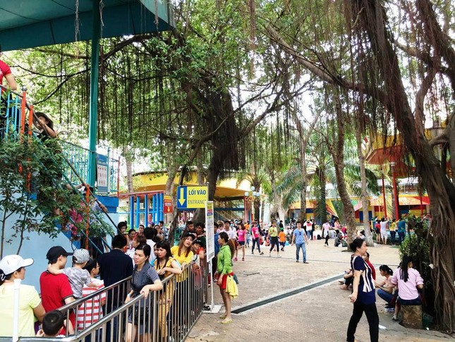 Người Sài Gòn đổ xô đi công viên 'trốn nắng' ngày lễ 30/4 ảnh 10