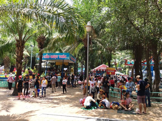 Người Sài Gòn đổ xô đi công viên 'trốn nắng' ngày lễ 30/4 ảnh 9