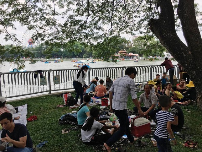 Người Sài Gòn đổ xô đi công viên 'trốn nắng' ngày lễ 30/4 ảnh 12