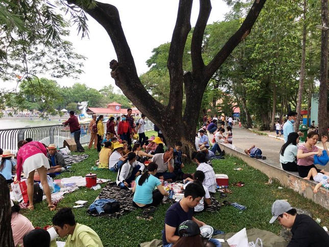 Người Sài Gòn đổ xô đi công viên 'trốn nắng' ngày lễ 30/4 ảnh 14