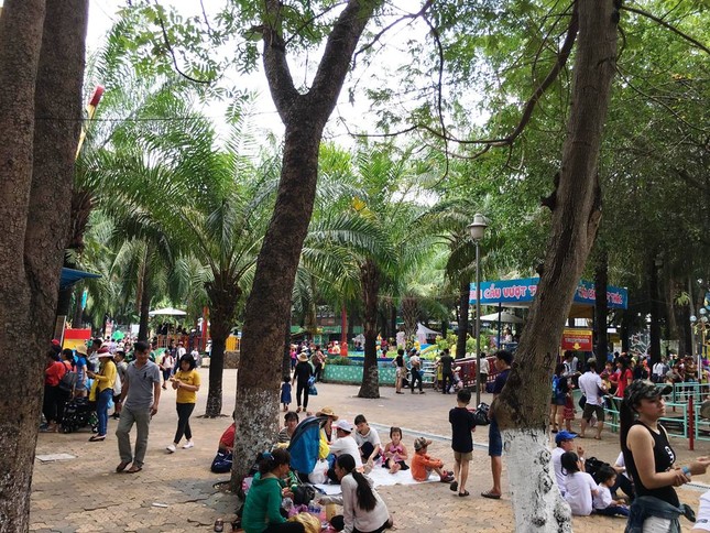 Người Sài Gòn đổ xô đi công viên 'trốn nắng' ngày lễ 30/4 ảnh 15