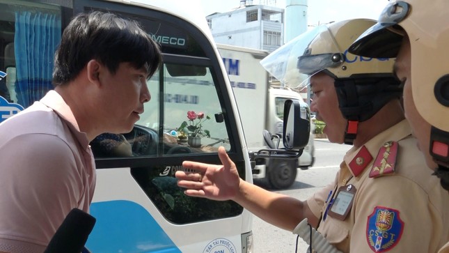 Tài xế xe khách bị phạt vì không thắt dây an toàn: Vội quá nên tôi quên ảnh 1