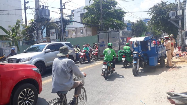 Nhớt loang cả trăm mét trên đường, nhiều xe ngã dúi dụi ảnh 2