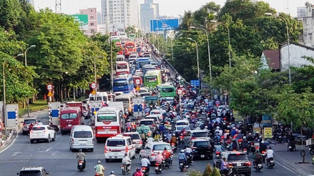 Ùn ùn về nghỉ lễ, cửa ngõ Hà Nội và TPHCM kẹt cứng ảnh 17