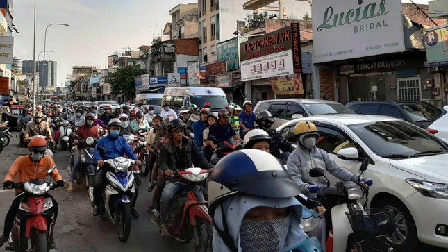 Ùn ùn về nghỉ lễ, cửa ngõ Hà Nội và TPHCM kẹt cứng ảnh 18