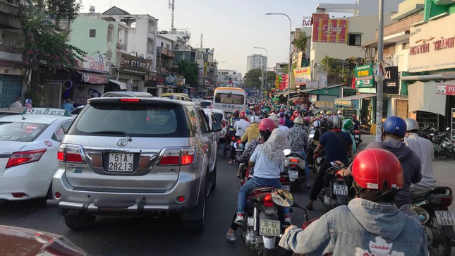 Ùn ùn về nghỉ lễ, cửa ngõ Hà Nội và TPHCM kẹt cứng ảnh 19
