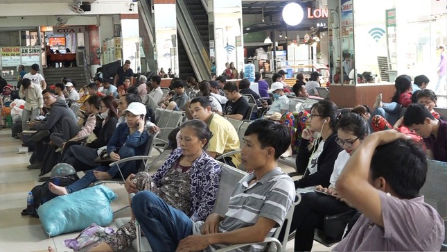 Ùn ùn về nghỉ lễ, cửa ngõ Hà Nội và TPHCM kẹt cứng ảnh 21