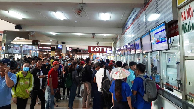 Ùn ùn về nghỉ lễ, cửa ngõ Hà Nội và TPHCM kẹt cứng ảnh 22