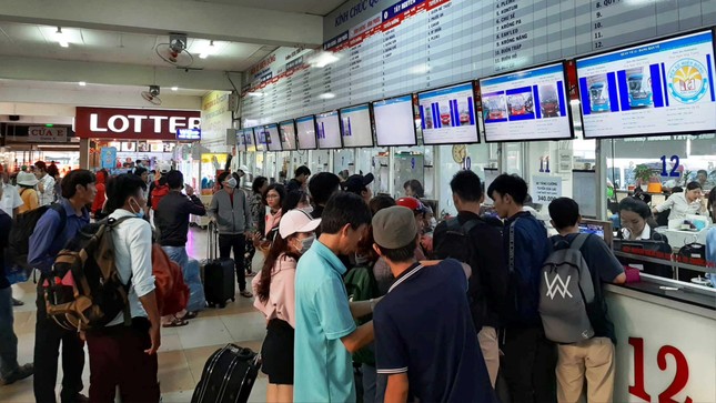 Ùn ùn về nghỉ lễ, cửa ngõ Hà Nội và TPHCM kẹt cứng ảnh 23