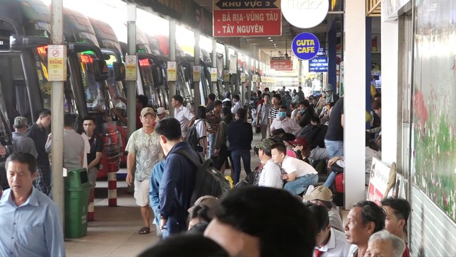 Ùn ùn về nghỉ lễ, cửa ngõ Hà Nội và TPHCM kẹt cứng ảnh 24