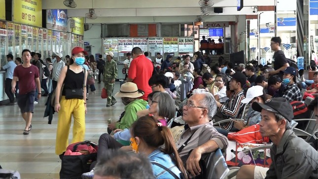 Ùn ùn về nghỉ lễ, cửa ngõ Hà Nội và TPHCM kẹt cứng ảnh 25
