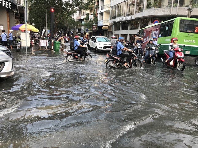 Người dân Sài Gòn vật lộn với triều cường trên đường về nhà ảnh 2