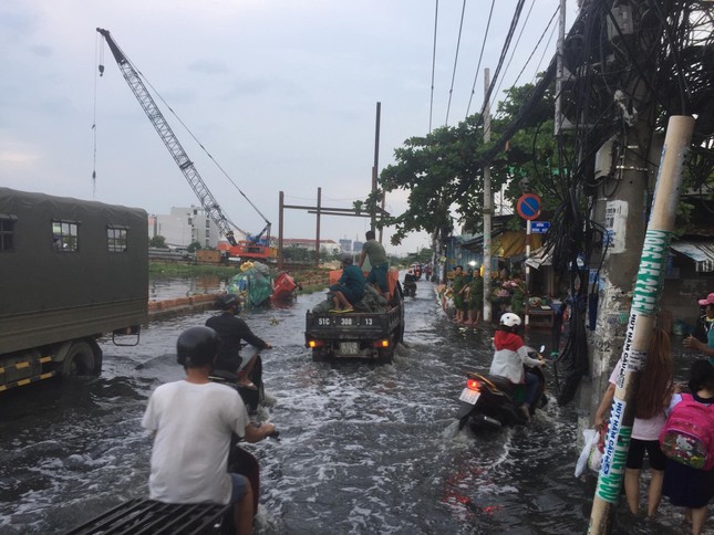 Người dân Sài Gòn vật lộn với triều cường trên đường về nhà ảnh 3