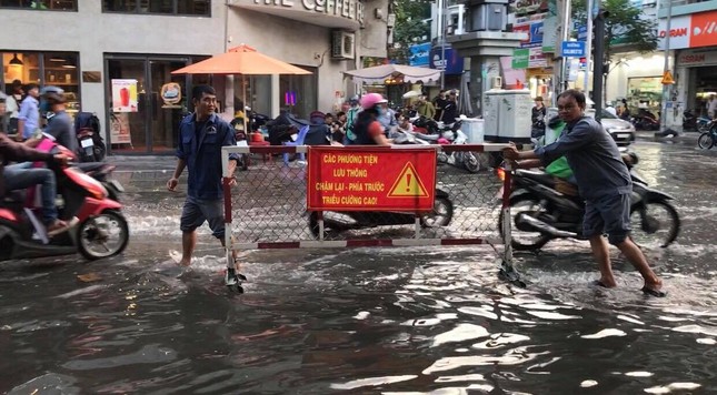 Người dân Sài Gòn vật lộn với triều cường trên đường về nhà ảnh 4